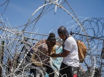 Potret Ratusan Imigran Terobos Kawat Berduri Serbu Perbatasan AS-Meksiko