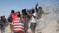 Ketegangan meningkat di sepanjang perbatasan Amerika Serikat-Meksiko baru-baru ini, ketika para migran berusaha untuk menerobos pagar kawat berduri yang baru didirikan di perbatasan dekat El Paso. Insiden tersebut terjadi di tengah langkah-langkah keamanan baru yang diterapkan oleh otoritas Texas untuk membendung masuknya migran yang menyeberang dari Ciudad Juarez.