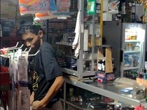 Pria Terekam CCTV Curi Rp 10 Juta-Emas Pemilik Kios di Kendari Ditangkap