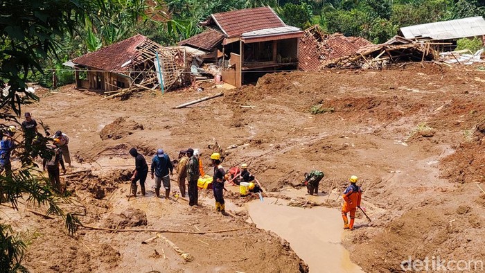 Proses pencarian korban di lokasi longsor KBB
