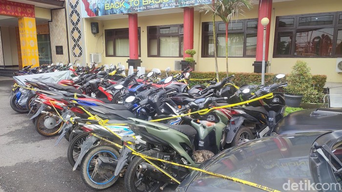 Puluhan kendaraan yang menggunakan knalpot brong dan tidak ada surat diamankan polisi.