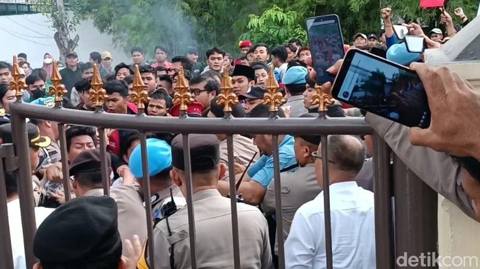 Puluhan mahasiswa menggelar demontrasi di depan Polrestabes Medan. Aksi ini pun diwarnai bentrok dengan personel kepolisian. (Goklas Wisely/detikSumut)
