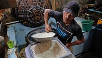Perajin sedang membuat tahu di sentra industri tahu Brojolan, Temanggung, Jawa Tengah, Senin (25/3/2024).
