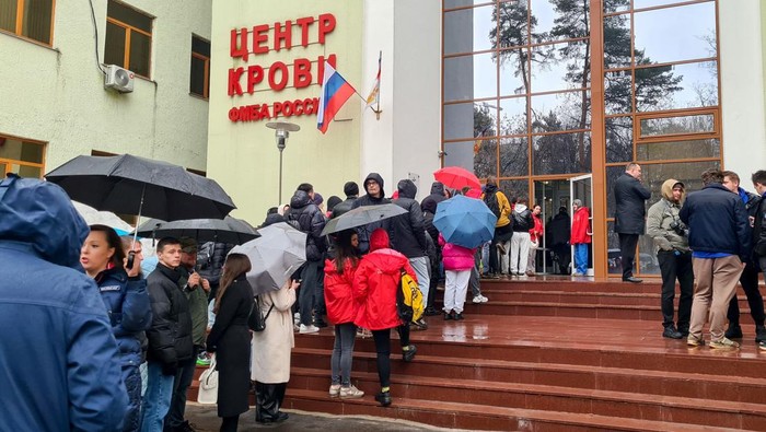 People queue to donate blood near the blood donation centre after a deadly attack at the Crocus City Hall concert venue, in Moscow, Russia, March 23, 2024.  Denis Voronin/Moscow News Agency/Handout via REUTERS ATTENTION EDITORS - THIS IMAGE HAS BEEN SUPPLIED BY A THIRD PARTY. MANDATORY CREDIT.