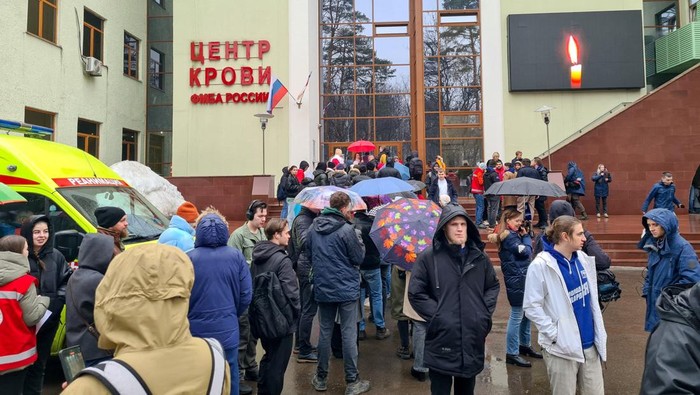 People queue to donate blood near the blood donation centre after a deadly attack at the Crocus City Hall concert venue, in Moscow, Russia, March 23, 2024. Denis Voronin/Moscow News Agency/Handout via REUTERS ATTENTION EDITORS - THIS IMAGE HAS BEEN SUPPLIED BY A THIRD PARTY. MANDATORY CREDIT.