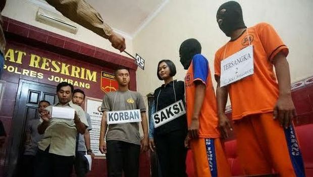 Rekonstruksi pengeroyokan yang menewaskan Imron di Jombang