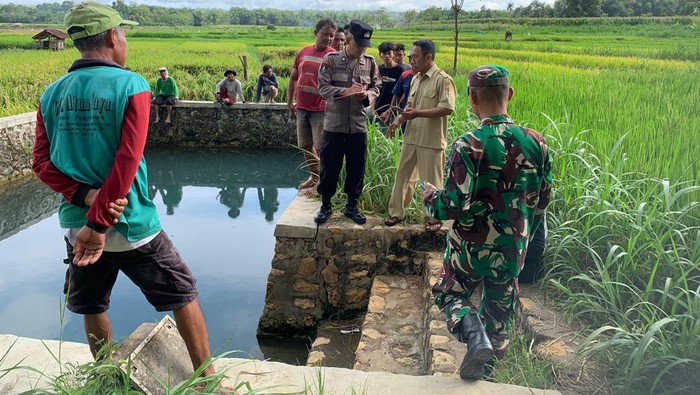 Proses olah TKP remaja tenggelam di embung Pracimantoro, Wonogiri, Senin (25/3/2024).