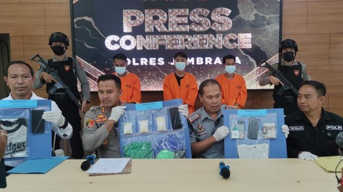Kapolres Jembrana AKBP Endang Tri Purwanto merilis penangkapan pengedar sabu-sabu yang beroperasi di Rutan Kelas IIB Negara. Konferensi pers digelar di Polres Jembrana, Senin (25/3/2024).
