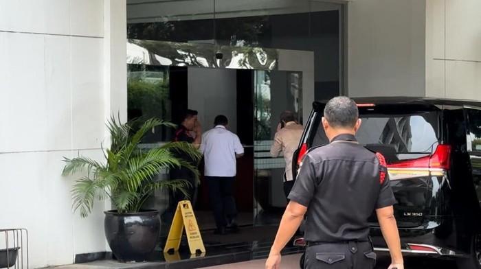 Ketua TKN Prabowo-Gibran, Rosan Roeslani, merapat ke kantor Kementerian Sekretariat Negara (Kemensetneg), Jakarta, Senin (25/3/2024).