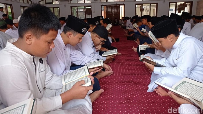 Santri Ponpes Ihya As Sunnah Tasikmalaya tengah rajin membaca Al Quran. Santri Ponpes Ihya As Sunnah Tasikmalaya tengah rajin membaca Al Quran.
