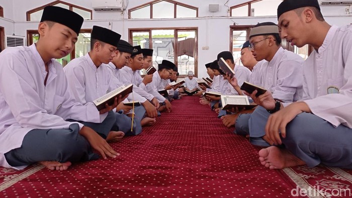 Santri Ponpes Ihya As Sunnah Tasikmalaya tengah tekun membaca Al Quran.