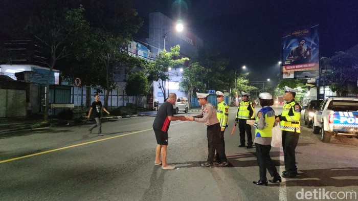 Sat Lantas Polres Bojonegoro berbagi sahur