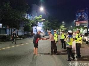 Polantas Bojonegoro Berbagi Sahur Sambil Selipkan Imbauan Kamtibmas