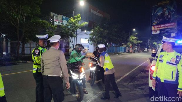 Sat Lantas Polres Bojonegoro berbagi sahur