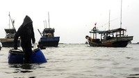 Nelayan di daerah tersebut mengeluhkan endapan pasir atau sedimentasi yang terjadi di Teluk Labuan berdampak pada sulitnya akses bongkar muat kapal. 