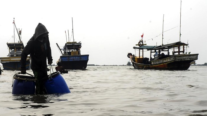 Sejumlah nelayan mengangkut ikan hasil tangkapannya untuk dibawa ke pelelangan ikan di Teluk Labuan, Pandeglang, Banten, Minggu (24/3/2024). Nelayan di daerah tersebut mengeluhkan endapan pasir atau sedimentasi yang terjadi di Teluk Labuan berdampak pada sulitnya akses bongkar muat kapal sehingga mereka harus membawa sendiri ikan hasil tangkapan menuju pelalangan. ANTARA FOTO/Muhammad Bagus Khoirunas/rwa.