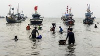 Mereka harus membawa sendiri ikan hasil tangkapan menuju pelalangan. 