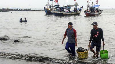 Sedimentasi Bikin Kapal Nelayan Sulit Bersandar di Teluk Labuan