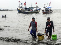 Sedimentasi Bikin Kapal Nelayan Sulit Bersandar di Teluk Labuan