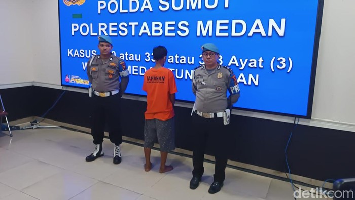 Seorang pria menikam warga hingga tewas di Medan. Hal itu dilakukan karena menduga korban selingkuh dengan istrinya. (Foto: Goklas Wisely).
