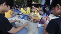 Sebagai bagian dari kampanye Tiap Hari Rayain (THR) Ramadan Blibli dan komitmen program keberlanjutan Blibli Tiket ACTION, PT Global Digital Niaga Tbk menggelar kegiatan bersama Inspiration Factory Foundation yakni berbuka puasa bersama anak-anak termarjinalkan di area Cakung, Jakarta Timur, Senin (25/3/2024). Inisiatif ini terwujud berkat upaya bersama karyawan Blibli Tiket yang mengumpulkan donasi selama Ramadan dan membuka volunteering program untuk memberikan pelatihan pendidikan informal bagi anak-anak di kawasan Tipar Cakung.  