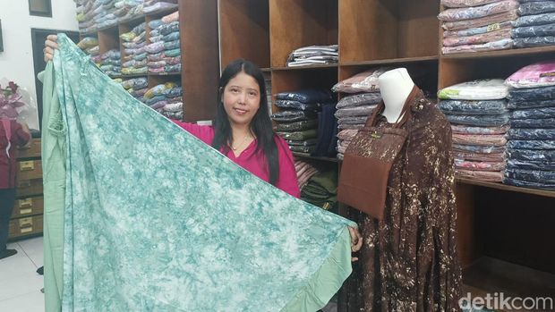 Staf Toko Alusa menunjukkan mukena yang dijual toko yang berlokasi di Jalan Gunung Rinjani, Denpasar, Bali, Senin (25/3/2024).