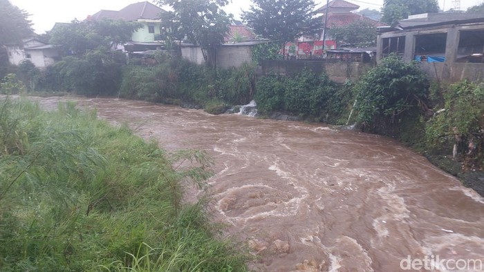 Sungai Ciliwung dilihat Senin (25/3/2024).