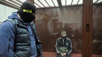 Tersangka lainnya yaitu Shamsidin Fariduni juga dihadirkan ke persidangan dengan penjagaan ketat.