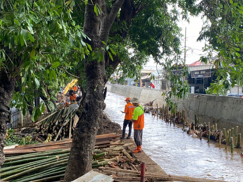 Tanggul Kali Hek di sisi permukiman sudah lebih tinggi dibanding tanggul di sisi Jl Raya Bogor (Devi/detikcom)