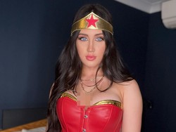 8 Potret Wanita yang Jadi Kembaran Megan Fox, Gajinya Sebulan Rp 500 Juta