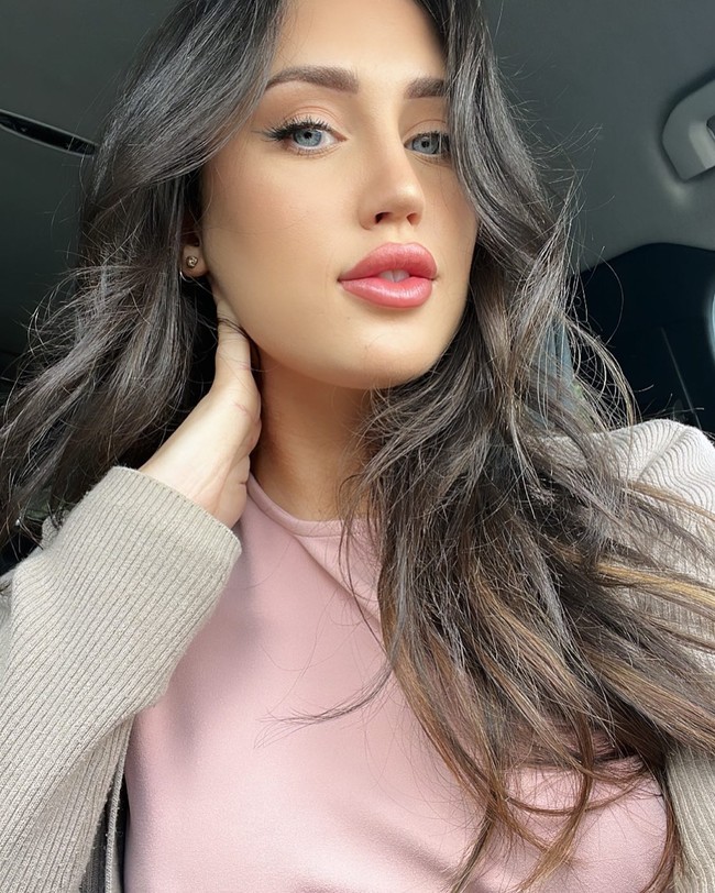 Taylor Ryan adalah seorang impersenator asal Inggris yang cukup meniru Megan Fox. Taylor pertama kali menjalani profesi unik tersebut pada 2018 setelah banyak orang sering mengatakan bahwa ia mirip sang aktris seksi.  Foto: Instagram @_lifeoftaylor