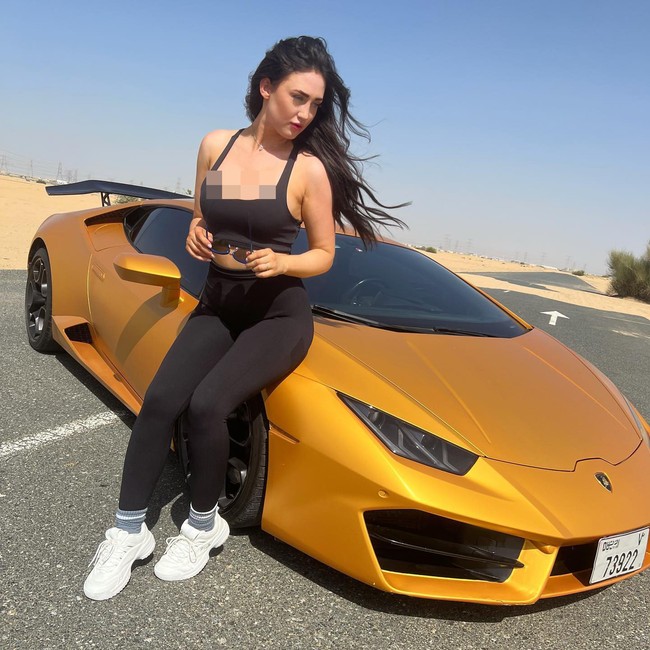 Bagian favoritku adalah bersiap-siap dan melihat hasilnya. Aku memutar musik dan membuat kopi, berdandan adalah bagian yang aku sukai, kata Taylor. Foto: Instagram @_lifeoftaylor