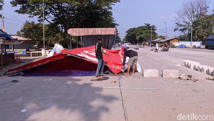 Warga bongkar tenda di Jalan Pantura Desa Cangkringrembang, Kecamatan Karanganyar, Demak, Senin (25/3/2024).