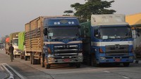 Seorang sopir truk Myanmar berjalan di dekat truknya yang membawa bantuan sebelum mereka meninggalkan pos pemeriksaan bea cukai dekat perbatasan dengan Myanmar, di Mae Sot, provinsi Tak Thailand, Senin (25/3/2024). 