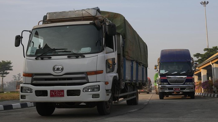 Thailand Kirim Puluhan Truk Bantuan Kemanusiaan untuk Warga Myanmar Myanmarβs trucks carrying aid leave from the customs checkpoint near the border with Myanmar, in Mae Sot, Tak province Thailand Monday, March 25, 2024. Thailand delivered its first batch of humanitarian aid to war-torn Myanmar sending ten trucks over the border from the northern province of Tak in what they hope will be a continuing effort to ease the plight of millions of people displaced by fighting. (AP Photo/Sakchai Lalit)