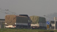 Sepuluh truk telah melintasi perbatasan dari provinsi utara Tak Thailand menuju daerah pengungsian korban perang di Myanmar. 