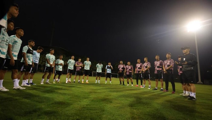Timnas Indonesia menggelar latihan di Hanoi jelang melawan Vietnam.