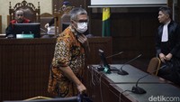 Hakim juga menghukum Windi membayar denda Rp 500 juta. Apabila denda itu tak dibayar, diganti dengan pidana selama 4 bulan. 