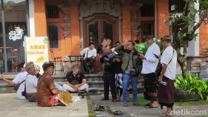 Tokoh MGPSSR menggeruduk Disbud Gianyar menuntut permudah legalisasi pura, Senin (25/3/2024). (Putu Krista/detikBali)