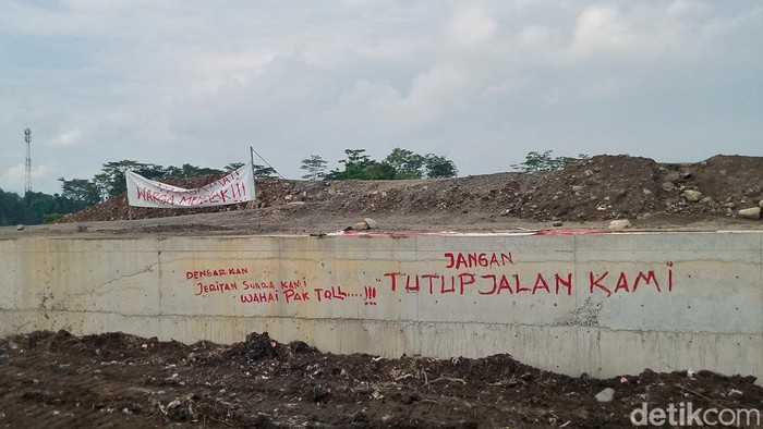 Coretan dinding di proyek tol Jogja-Solo, Desa Gumul, Kecamatan Karangnongko, Klaten.