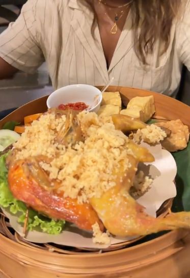 Turis Belanda Ini Pesan Ayam Goreng di Jogja, Kaget yang Datang Sebakul