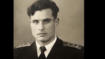 Vasily Arkhipov: Di 1962, dunia dilanda Krisis Rudal Kuba. Pada bulan Oktober itu, Angkatan Laut Amerika menyadari kapal selam B-59 Uni Soviet di dalam air. Dengan menggunakan bom kedalaman tidak mematikan, mereka berharap memancingnya ke permukaan. Nah, kepanikan terjadi ketika kru Soviet yakin perang telah dimulai, karena mereka sudah lama tak mendengar kabar dari atasan. Lebih buruk lagi, mereka dipersenjatai torpedo nuklir dan mempertimbangkan untuk menggunakannya. Kapten dan pejabat politik sudah setuju. Namun, komandan armada Valentin Savitsky tidak melakukannya. Dia kemudian berhasil membujuk sang kapten agar tak menembakkan nuklir dan menyelamatkan nyawa tak terhitung jumlahnya. Foto: Wikipedia