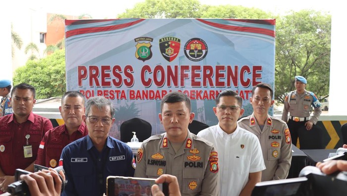 Wakapolresta Bandara Soekarno-Hatta AKBP Ronald FC Sipayung menjelaskan soal kasus TPPO TKI nonprosedural ke Serbia.