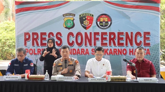 Wakapolresta Bandara Soekarno-Hatta AKBP Ronald FC Sipayung menjelaskan soal kasus TPPO TKI nonprosedural ke Serbia.