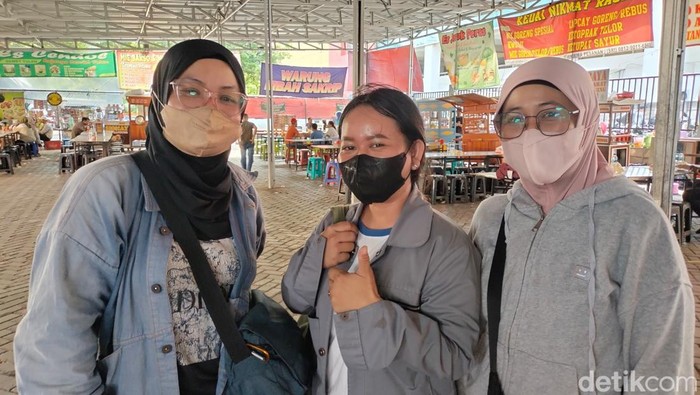 Warga berburu tukar uang baru di Pasar Senen. (Shella/detikcom)