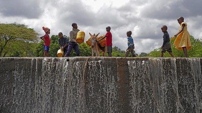 Warga Kenya Bangun Bendungan Pasir untuk Selamat dari Kekeringan