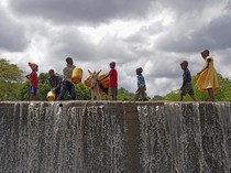 Warga Kenya Bangun Bendungan Pasir untuk Selamat dari Kekeringan
