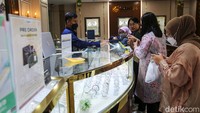 Warga mulai menyerbu toko perhiasan dua minggu menjelang lebaran.  