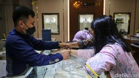 Mayoritas warga membeli perhiasan kalung dan gelang.  
