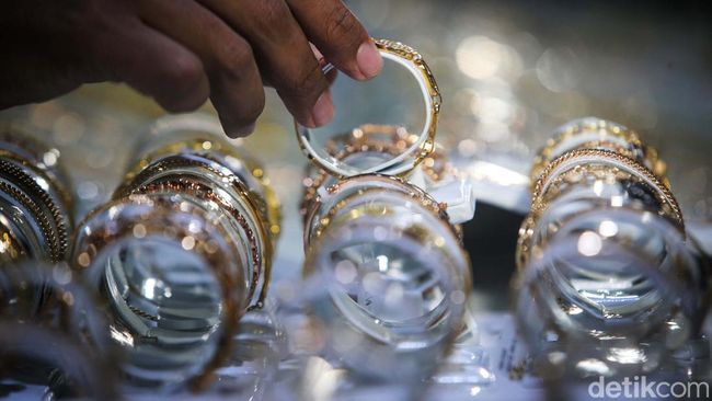 Warga Mulai Berburu Emas untuk Lebaran